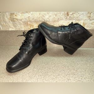 La Canadienne black leather tie up ankle booties boots size 7 looks Brand New!